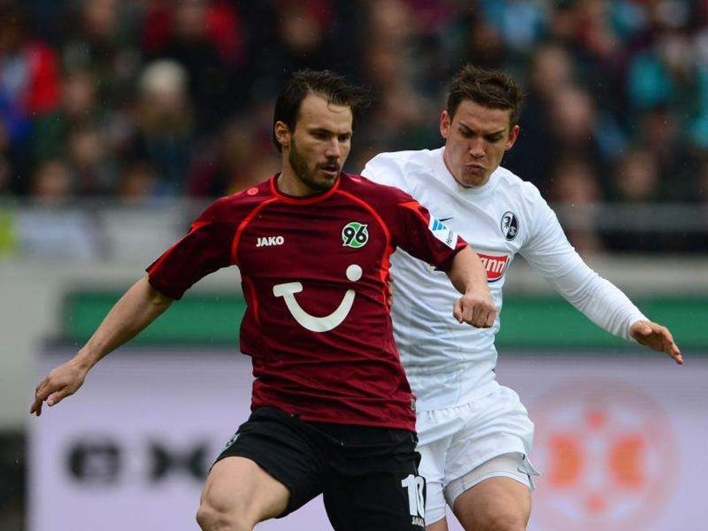 Szabolcs Huszti (l) wird in Zukunft für Eintracht Frankfurt auflaufen. Foto: Peter Steffen