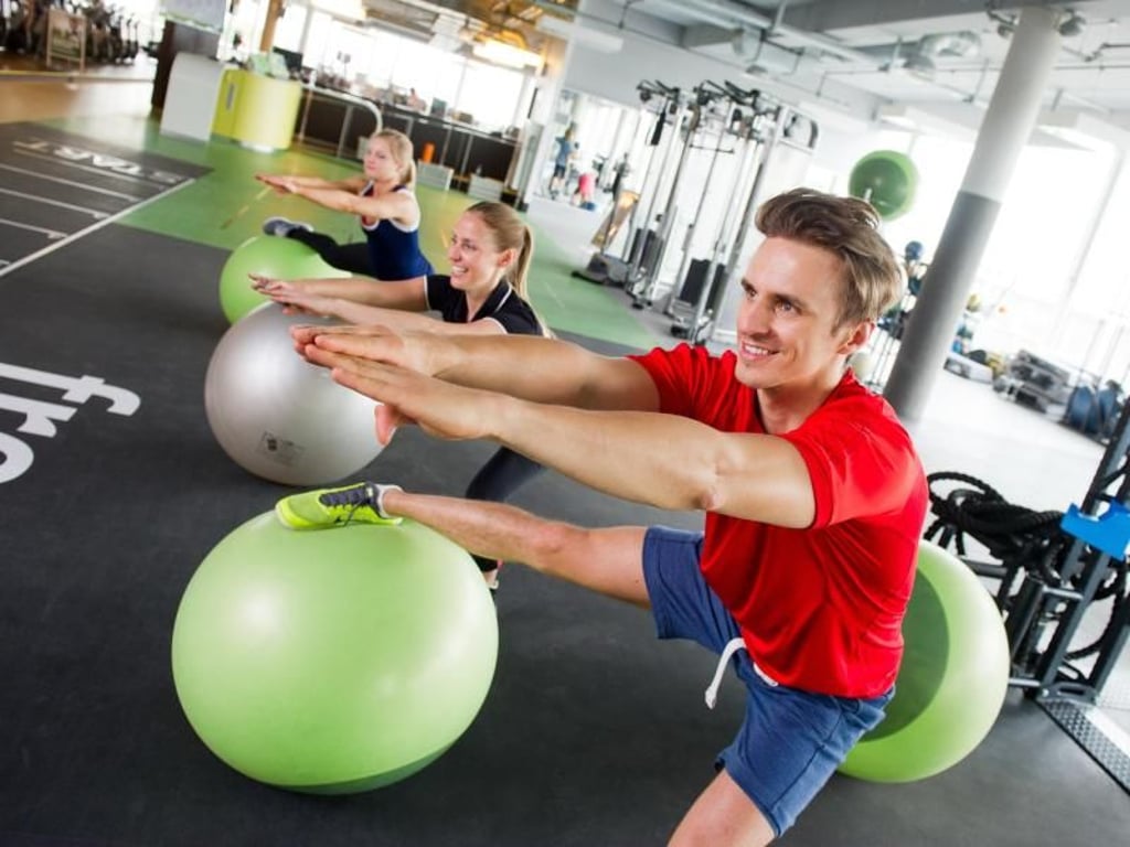 Wer im Winter lieber nicht draußen Sport treiben will, kann in ein Fitnessstudio ausweichen - oder Übungen zuhause machen. Foto: Tobias Hase