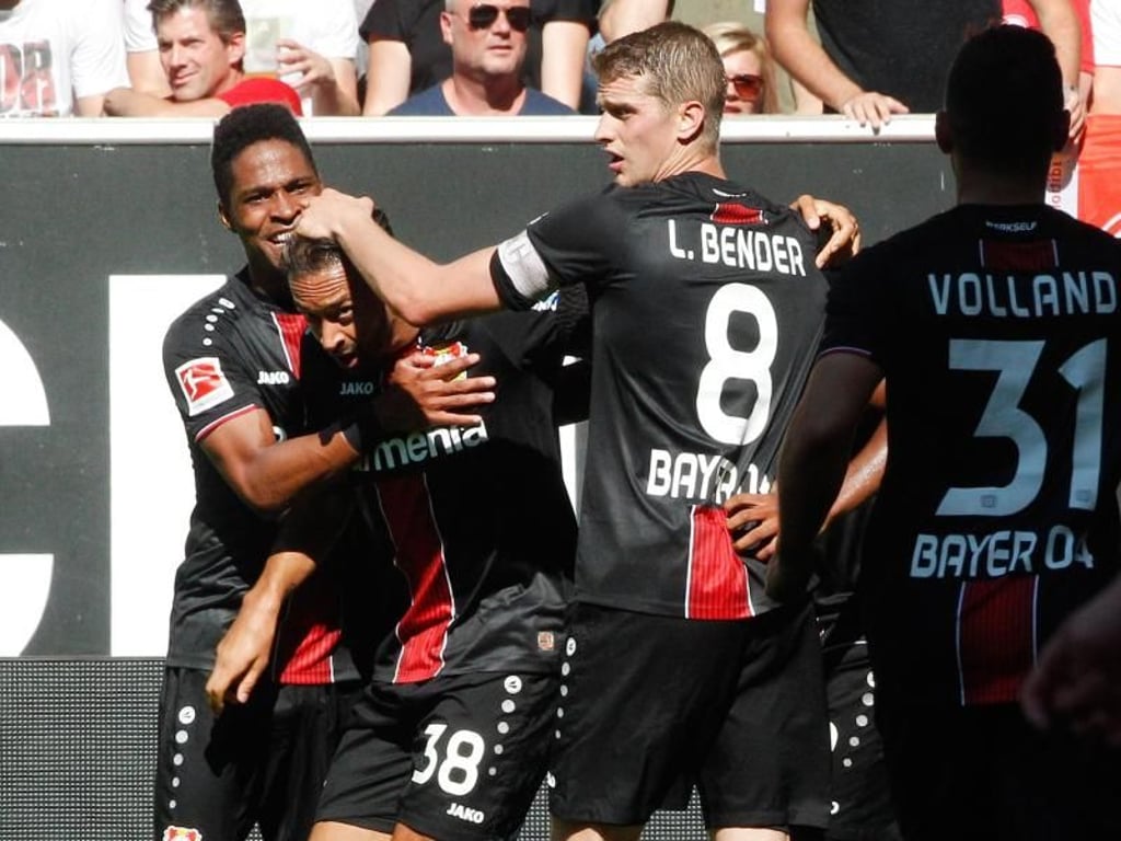 Die Leverkusener Spieler freuen sich über den Sieg gegen Fortuna Düsseldorf. Foto: Roland Weihrauch