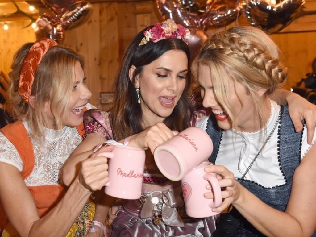 Ursula Karven (l-r), Viktoria Lauterbach und Viviane Geppert feiern bei den «Madlwiesn» im Schützenfest Zelt. Foto: Ursula Düren/dpa