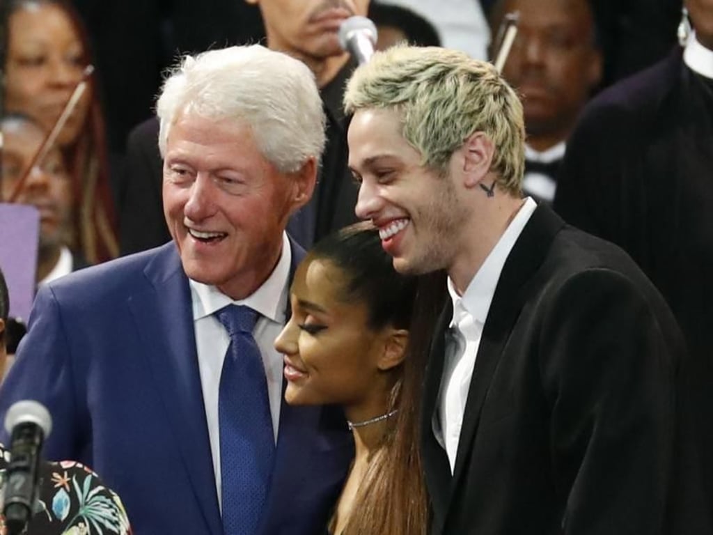 Ex-Präsident Bill Clinton (l), Sängerin Ariana Grande (M) und deren Verlobter Pete Davidson bei der Trauerfeier für Aretha Franklin in Detroit. Foto: Paul Sancya