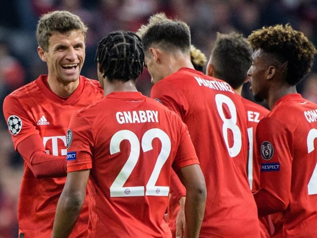 Torschütze Thomas Müller (l) jubelt mit der Mannschaft über seinen Treffer zum abschließenden 3:0. Foto: Matthias Balk