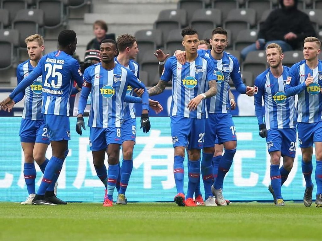 Die Mannschaft von Hertha BSC jubelt gemeinsam nach dem Treffer von Niklas Stark zum 2:1. Foto: Andreas Gora