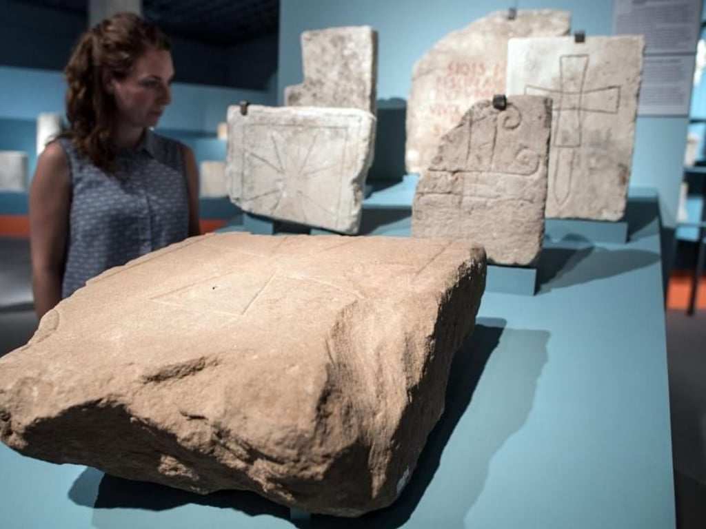 Spätmerowingerzeitliche und karolingerzeitliche Grabsteine (spätes 7. bis 9. Jahrhundert). Foto: Federico Gambarini