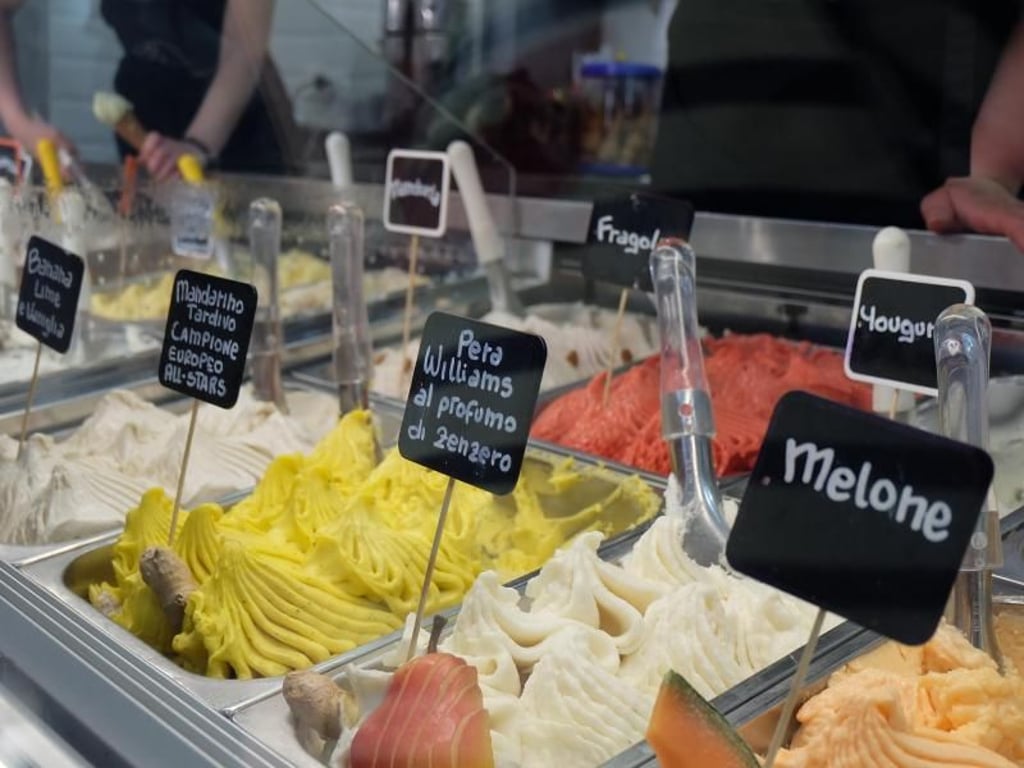 Verschiedene Eissorten, darunter Melonen- und Joghurt-Eis, in der Eisdiele «Cannolo Siciliano» in Rom. Foto: Alvise Armellini
