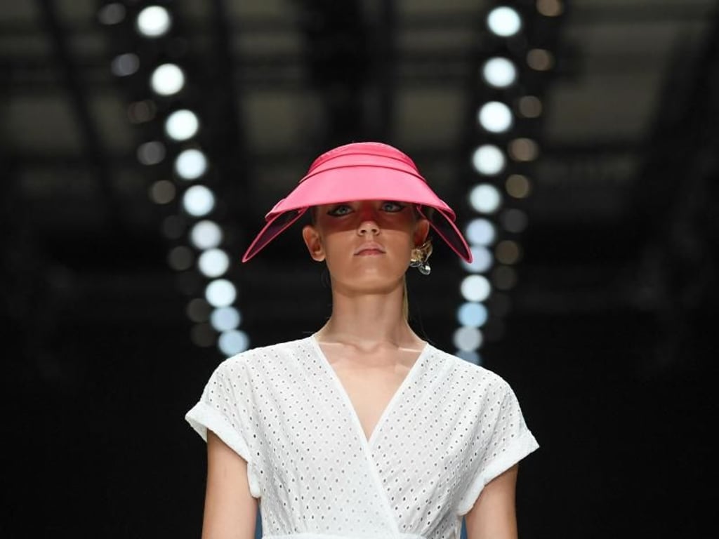 Ein bisschen Schutz, ein bisschen Schatten: Riani auf der Berlin Fashion Week. Foto: Britta Pedersen