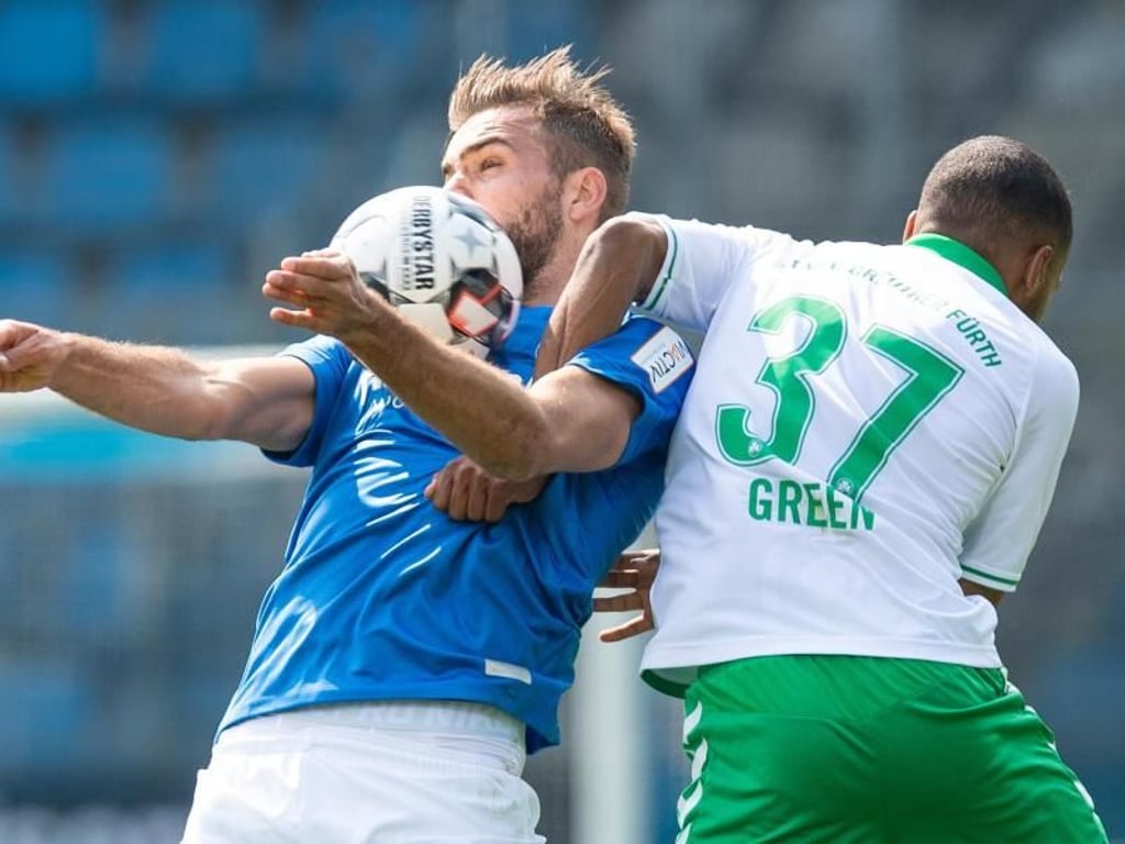 Bochums Lukas Hinterseer (l) beim Luftduell mit Fürth-Profi Julian Green. Foto: Guido Kirchner