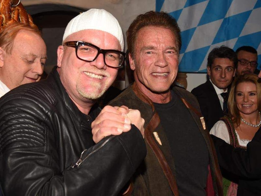Der Musiker DJ Ötzi und der Schauspieler Arnold Schwarzenegger amüsierten sich auf der 25. Weißwurstparty im Stanglwirt. Foto: Felix Hörhager