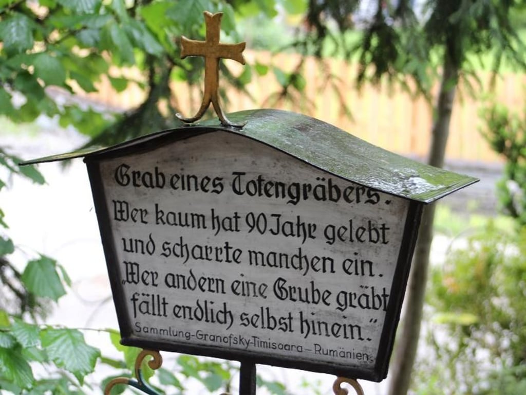 Rund 60 Inschriften finden sich auf dem Museumsfriedhof in Kramsach. Foto: Bernd F. Meier