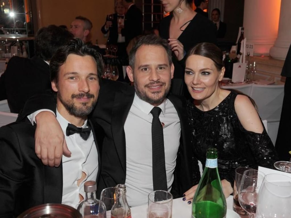 Die Schauspieler Florian David Fitz (l-r), Moritz Bleibtreu mit Komikerin Martina Hill beim Deutschen Filmball in München. Foto: Ursula Düren