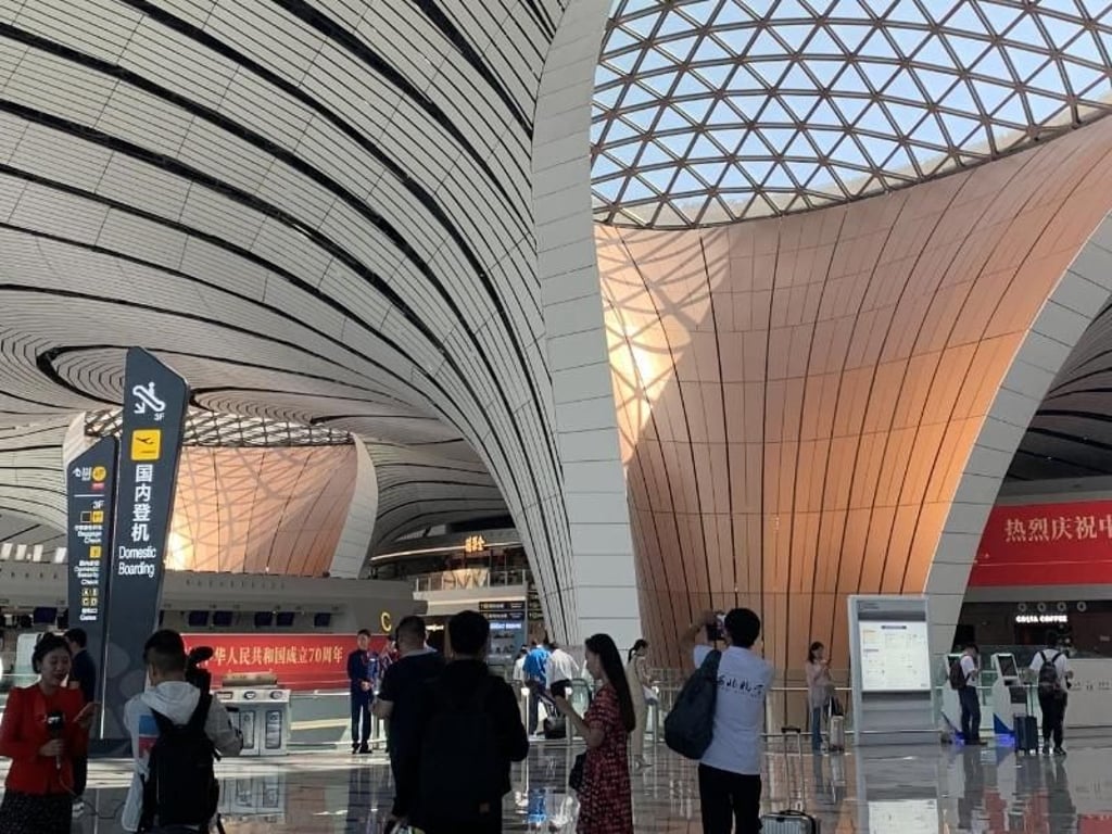 Der Flughafen wurde von der 2016 gestorbenen irakischen Architektin Zaha Hadid und ihren chinesischen Partnern entworfen, hat organische Formen und viel natürliches Licht. Foto: Stringer/Imaginechina via ZUMA Press