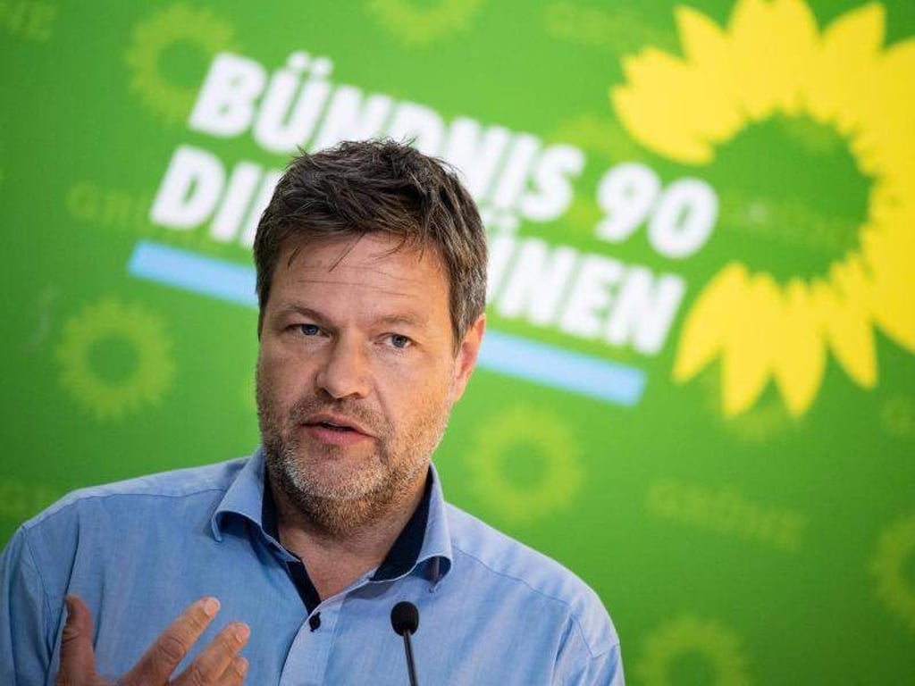 Robert Habeck, Bundesvorsitzender der Grünen, äußert sich bei einer Pressekonferenz. Foto: Bernd von Jutrczenka/Archivbild