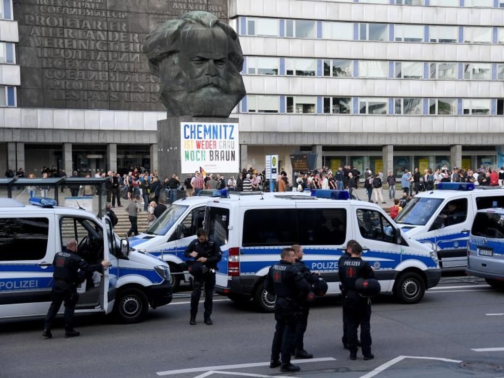 Polizeifahrzeuge stehen vor dem Karl-Marx-Denkmal. Foto: Hendrik Schmidt