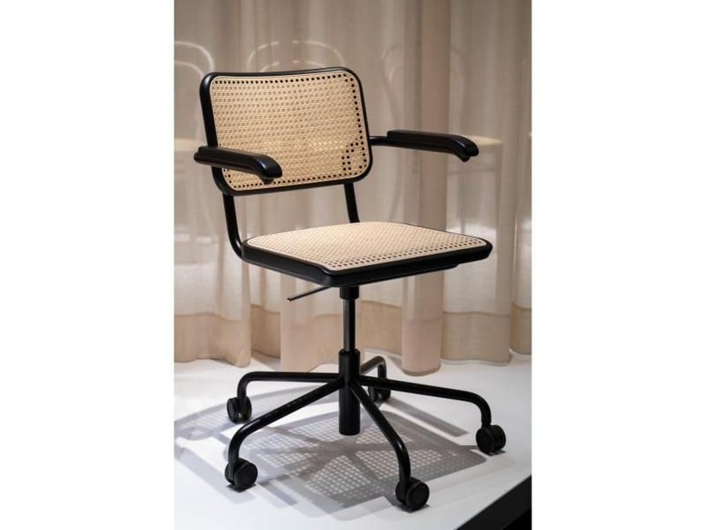 Das Wiener Geflecht ist zurück in Mode: Thonet zum Beispiel legt mit dem Stuhl S 64 Atelier einen Designklassiker von Marcel Breuer wieder auf, nun aber als rollenden Bürostuhl, den Christophe Marchand überarbeitet hat. Foto: Franziska Gabbert