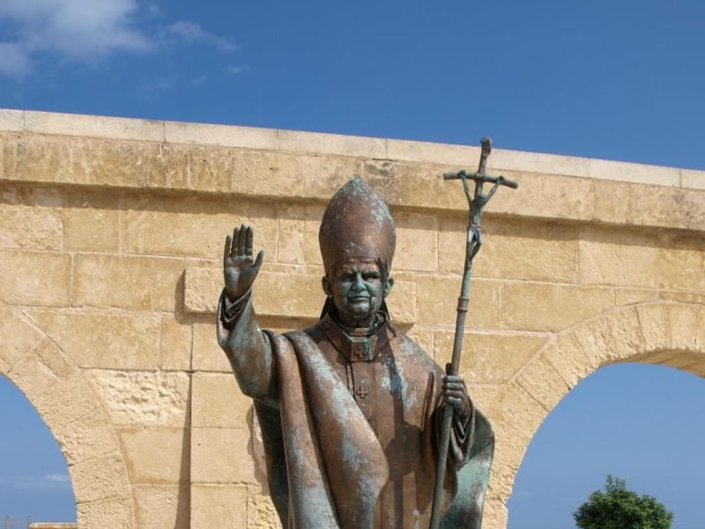 Bei der Walfahrtskirche Santuario Santa Maria di Leuca erinnert eine Bronzestatue an Papst Benedikt XVI., der hier 2008 vorbeigeschaut hat. Foto: Doris Burger