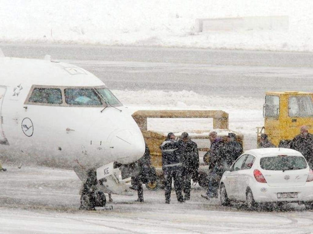 Polizei eskortiert Josip Perkovic zu einem Flugzeug auf dem Flughafen in Zagreb. Foto: Stringer