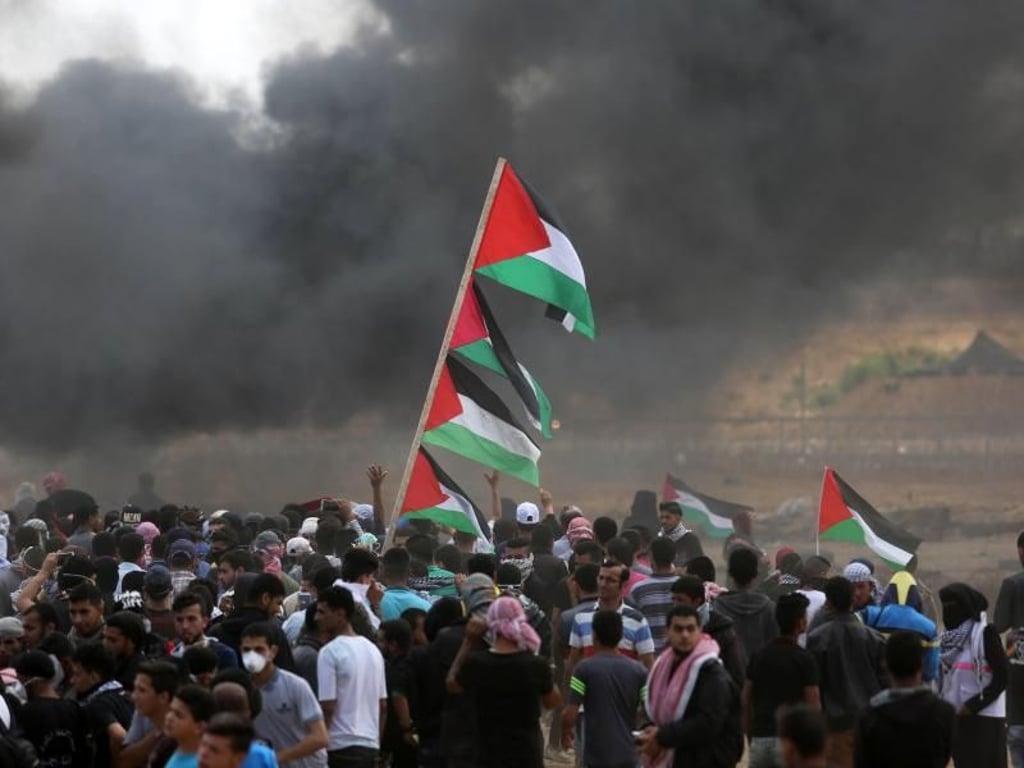 An der Grenze zwischen Israel und dem Gazastreifen setzten zahlreiche Palästinenser Reifen in Brand; dichter schwarzer Rauch stieg in den Himmel. Foto: Ashraf Amra/APA Images via ZUMA Wire