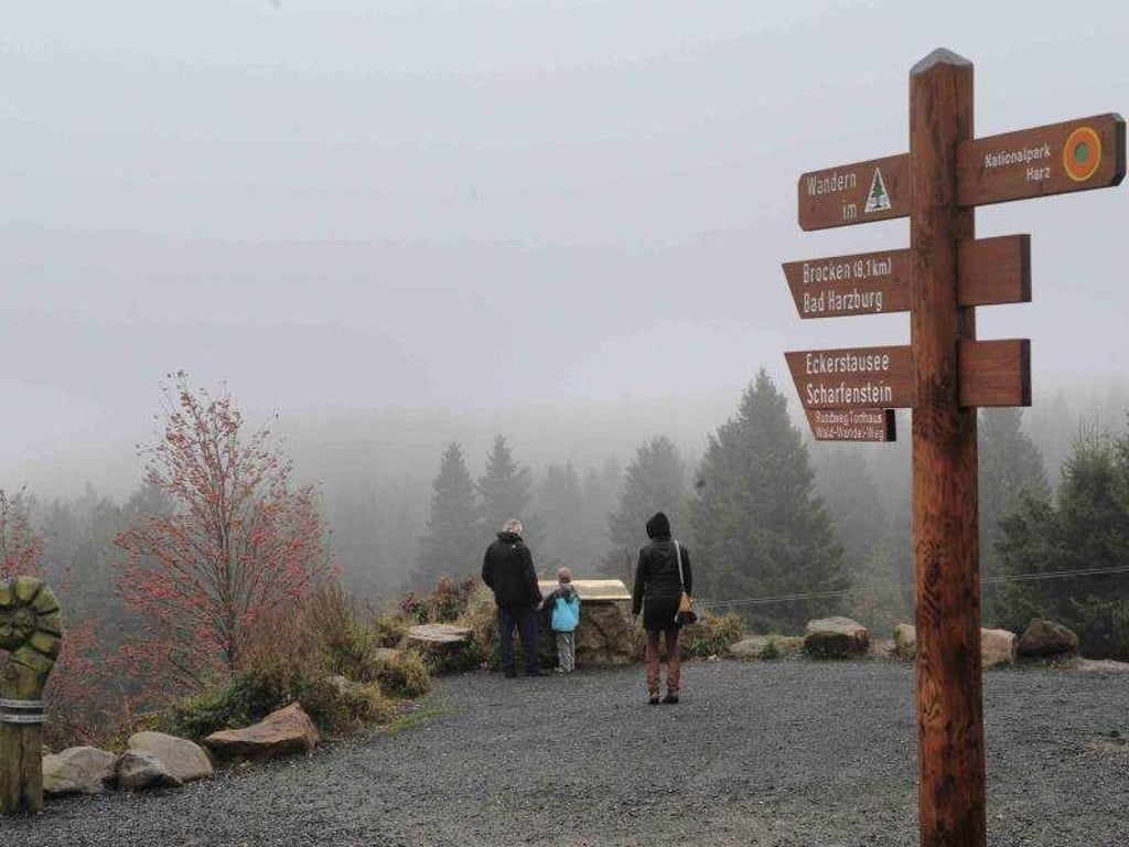 Touristen können den Brocken durch den Nebel nicht sehen. Foto: Peter Steffen/Archiv