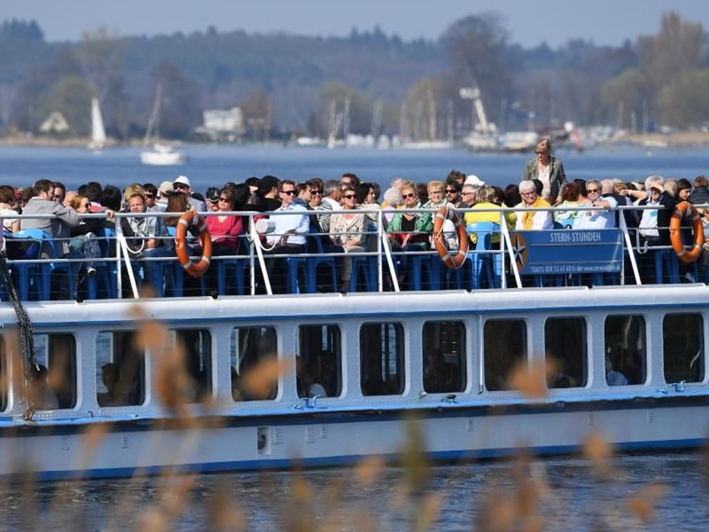 Voll besetzt: Das Oberdeck der "Lichtenberg" bei strahlendem Sonnenschein auf dem Wannsee in Berlin. Foto: Ralf Hirschberger