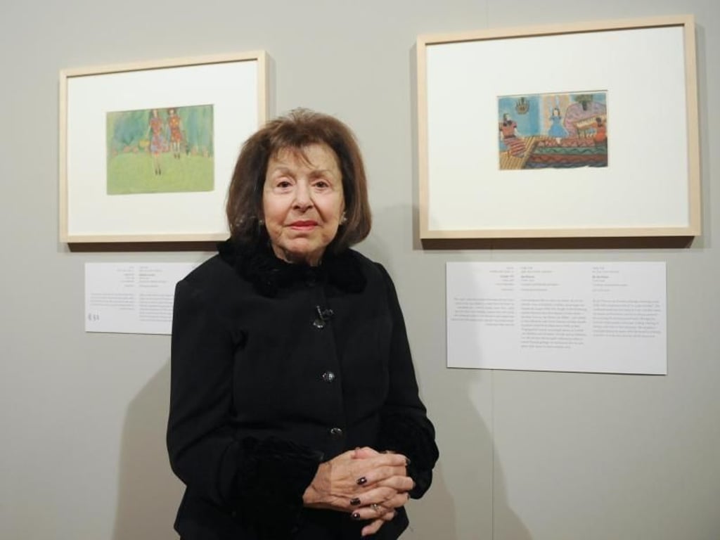 Die Künstlerin Nelly Toll im Deutsches Historisches Museum vor ihren Bildern. Foto: Britta Pedersen