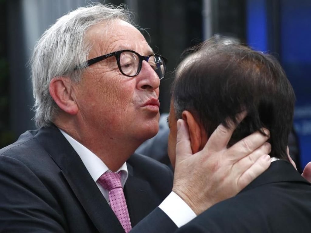 Daran wird man sich bei Jean-Claude Juncker immer erinnern: Der scheidende EU-Kommissionspräsident küsst beim EU-Gipfel mal wieder jemanden auf die Stirn. Foto: Francois Lenoir/Reuters Pool/AP