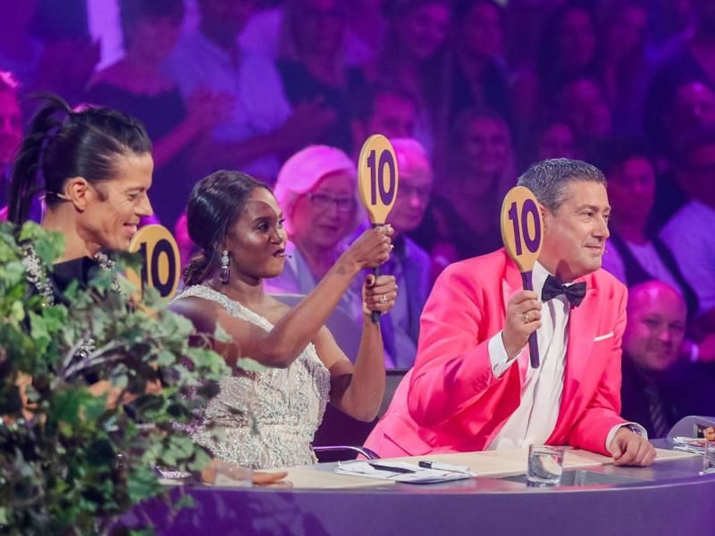 Höchstwertung von den Jurymitgliedern Jorge Gonzalez (l-r), Motsi Mabuse und Joachim Llambi. Foto: Rolf Vennenbernd