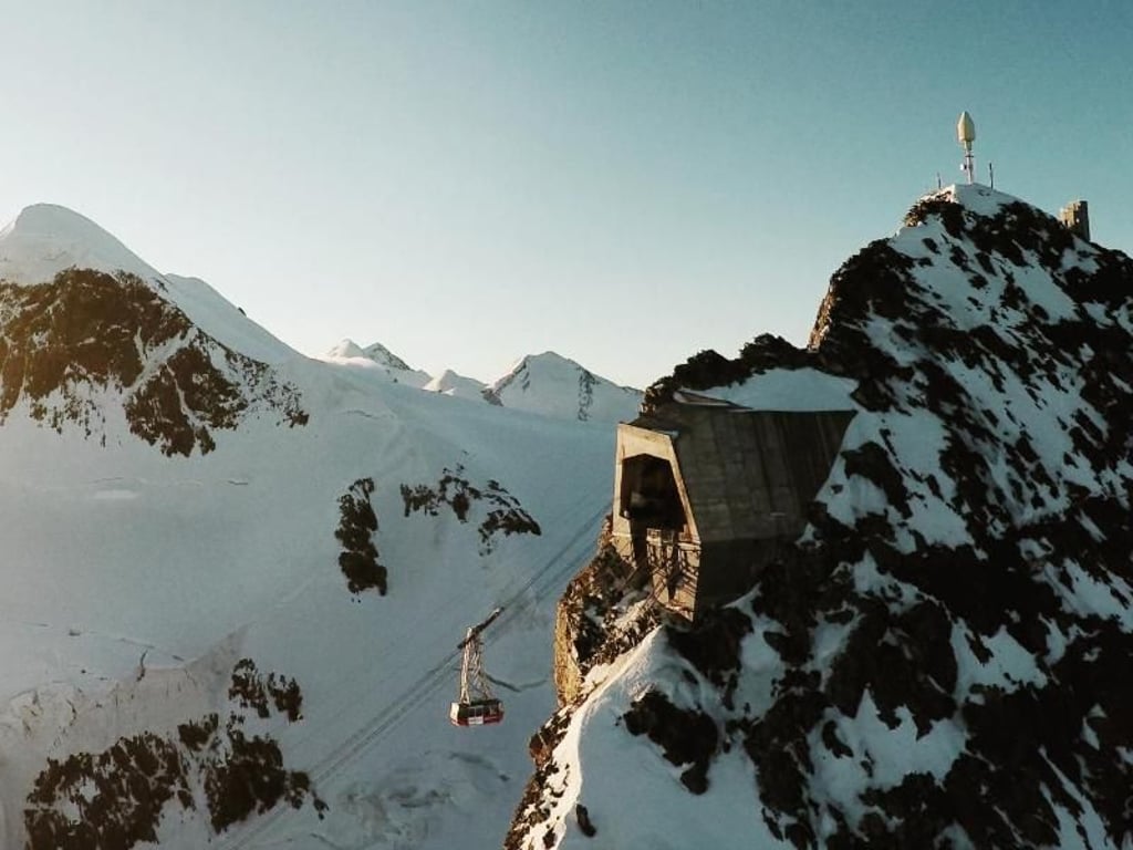 Die Einfahrt der Gondel auf dem Kleinen Matterhorn ist passgenau in den Fels geschlagen. Foto: Zermatt Bergbahnen