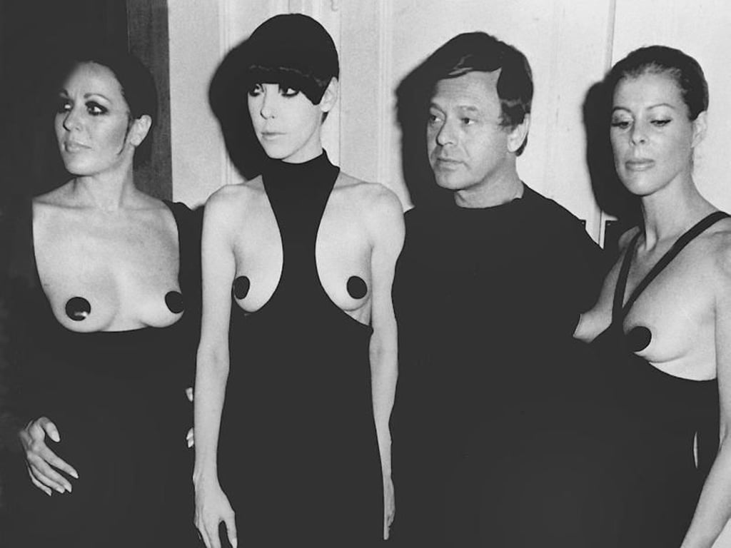 Rudi Gernreich, US-amerikanischer Modeschöpfer, präsentiert seine eigenwilligen und busenbetonenden Abendmodelle. Foto: UPI