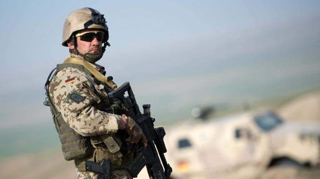 Ein Soldat der Bundeswehr sichert in Afghanistan mit seinem Gewehr ein Tal (Archivbild). Foto: Maurizio Gambarini