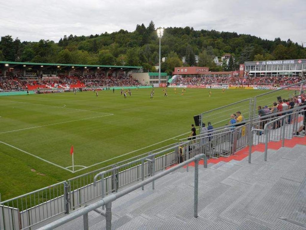 Die Würzburger Kickers dürfen im DFB-Pokal nicht in ihrem Heimstadion spielen. Foto: Timm Schamberger