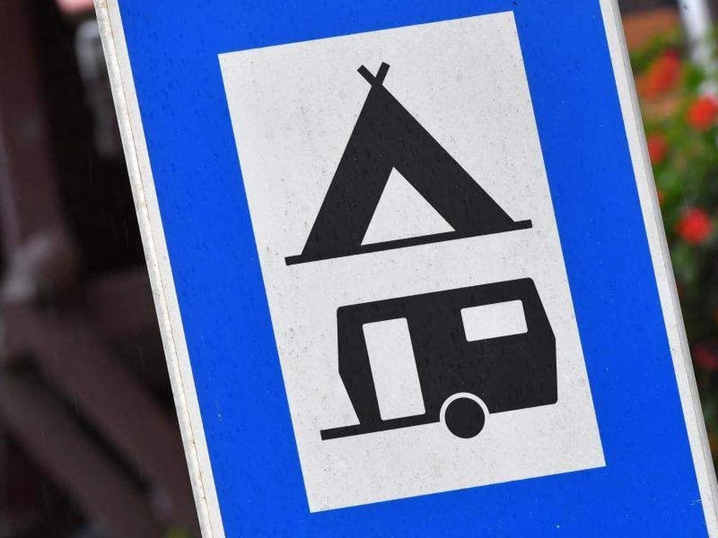 Ein Schild eines Campingplatzes. Ihre Zelte schlagen in diesem Jahr viele Menschen in Sachsen-Anhalt auf. Foto: Hendrik Schmidt/Archiv