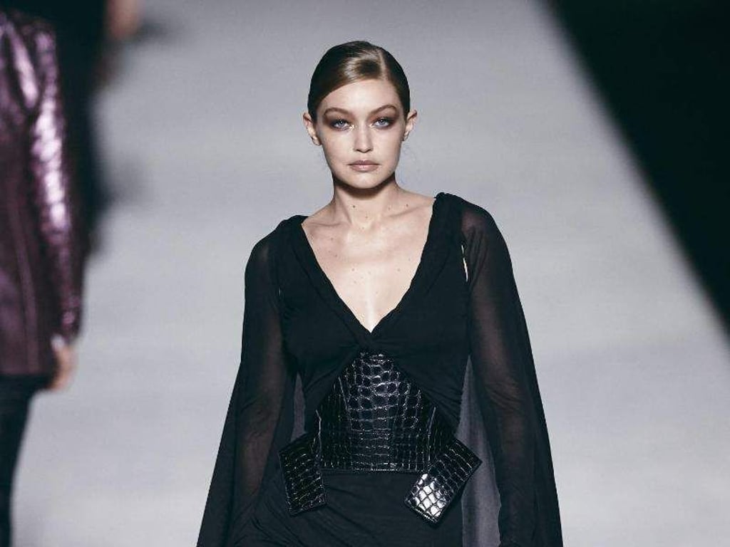 Ganz in Schwarz mit einem hauchdünnen Cape: Supermodel Gigi Hadid präsentiert eine Kreation von Tom Ford. Foto: Andres Kudacki/FR170905 AP