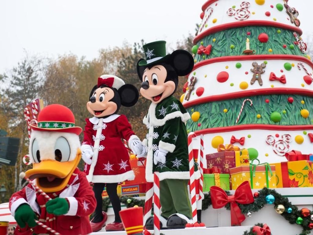 Auch, weil sie 2018 Geburtstag feiern, sind Mickey und Minnie die unangefochtenen Stars des Parks - hier bei der Weihnachtsparade. Foto: Andrea Warnecke