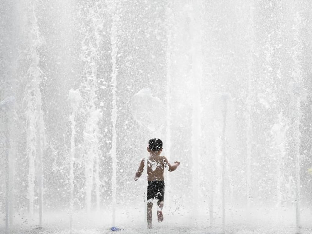 Einen Riesenspaß hat dieser kleiner Junge bei den heißen Temperaturen im Fontänenbrunnen in Sachsenhausen. Foto: Arne Dedert