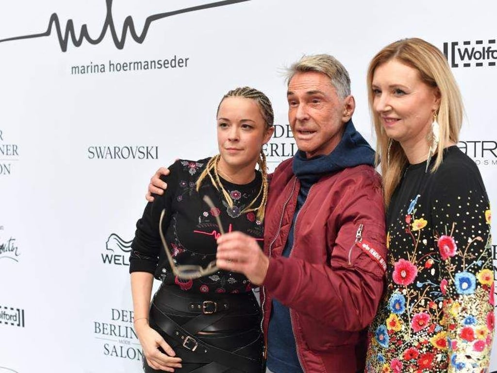Gäste der Designerin Marina Hoermanseder (l) waren Wolfgang und Jette Joop. Foto: Jens Kalaene