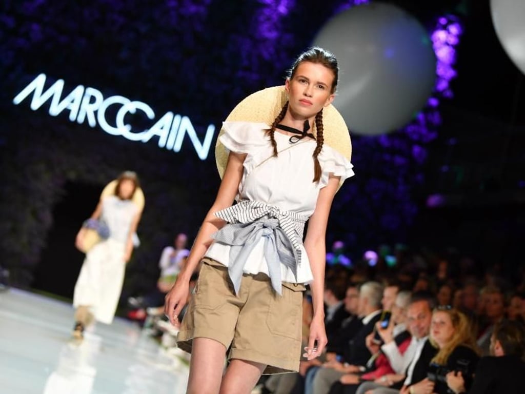 Das Label Marc Cain setzt auf den Safari-Look mit beigen Tönen und gebundenen Taillengürteln. Foto: Jens Kalaene