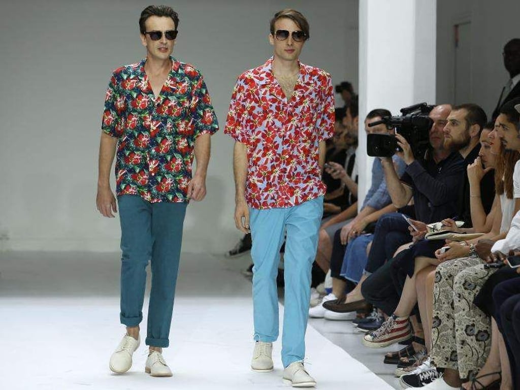 Bei Frauen gern gesehen und voll im Trend: Männer im kurzärmeligen Hemden. Hier die Frühjahr/Sommer-Kollektion 2016 des französischen Designers Agnes B. Foto: Ian Langsdon