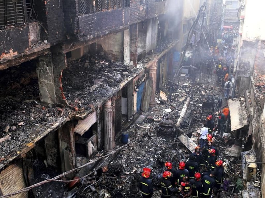 Helfer bergen weitere Leichen am Unglücksort. Foto: Rehman Asad/AP
