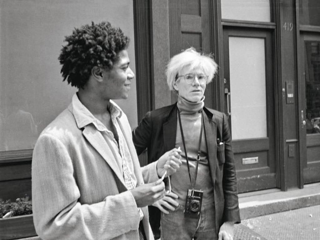 Jean-Michel Basquiat und Andy Warhol 1984 vor der Mary Boone Gallery in New York. Foto: The Andy Warhol Foundation for the Visual Arts, Inc.