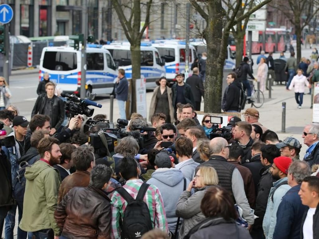 Medienvertreter umringen den Pressesprecher der Polizei Hamburg. Foto: Bodo Marks