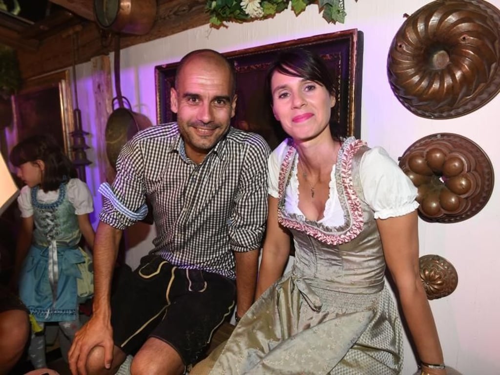 Pep Guardiola, Trainer des Fußball-Bundesligisten FC Bayern München, und seine Frau Cristina feiern das Oktoberfest. Foto: Felix Hörhager