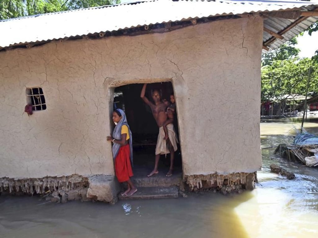Dorfbewohner Mitte August im indischen Bihar in ihrem überfluteten und zerstörten Haus. Foto: Aftab Alam Siddiqui
