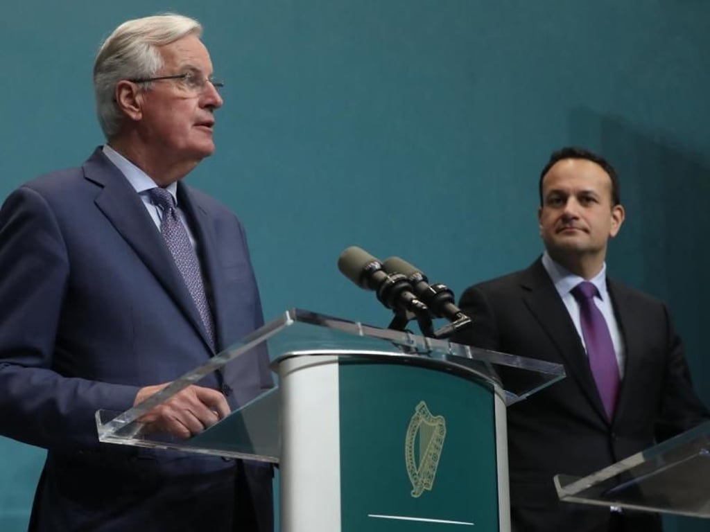 EU-Chefunterhändler Michel Barnier (l) neben dem irischen Regierungschef Leo Varadkar in Dublin. Foto: Niall Carson/PA Wire