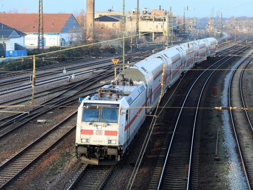 Ein IC Zug fährt aus dem Bahnhof in Köthen. Foto: Peter Gercke/Archiv