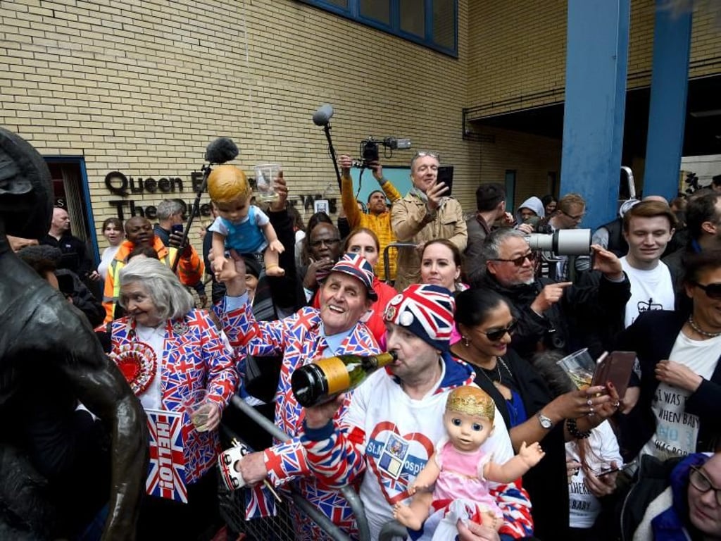 Fans der royalen Familie feiern ausgelassen vor dem St. Mary?s Hospital. Foto: Kirsty O'connor/PA Wire