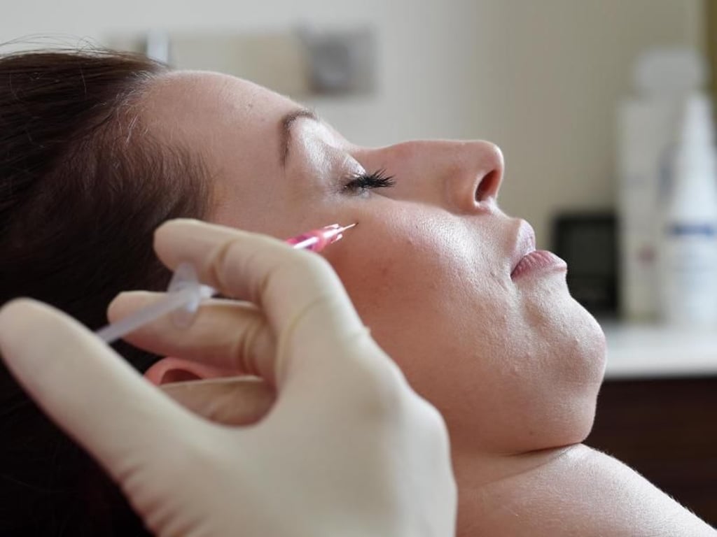 Der Trend geht zu einer Vernetzung von Medizin und Kosmetik. Mit Hilfe der Mesotherapie können zum Beispiel Pigmentstörungen behandelt werden, in dem aufhellende Substanzen in die Haut injiziert werden. Foto: Tobias Hase