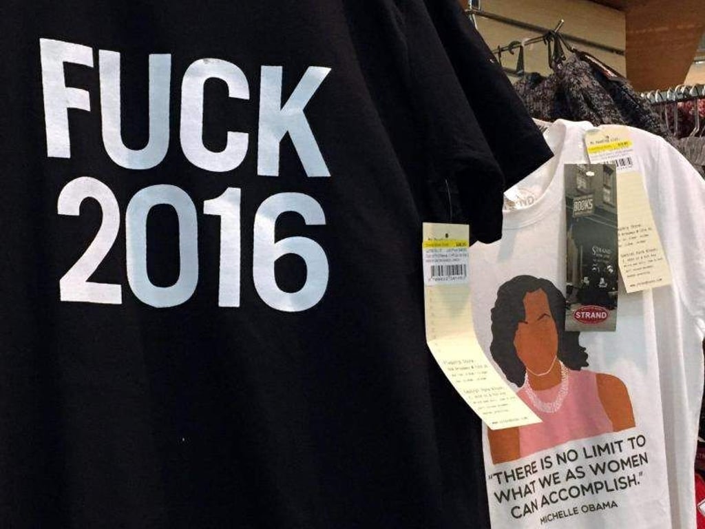 T-Shirts mit der Aufschrift "Fuck 2016" im Buchladen "Strand" in Manhattan (New York. Foto: Christina Horsten