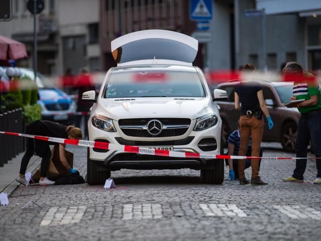 Mitarbeiter der Spurensicherung untersuchen nach einer Schießerei in der Frankfurter Innenstadt einen Geländewagen. Foto: Andreas Arnold