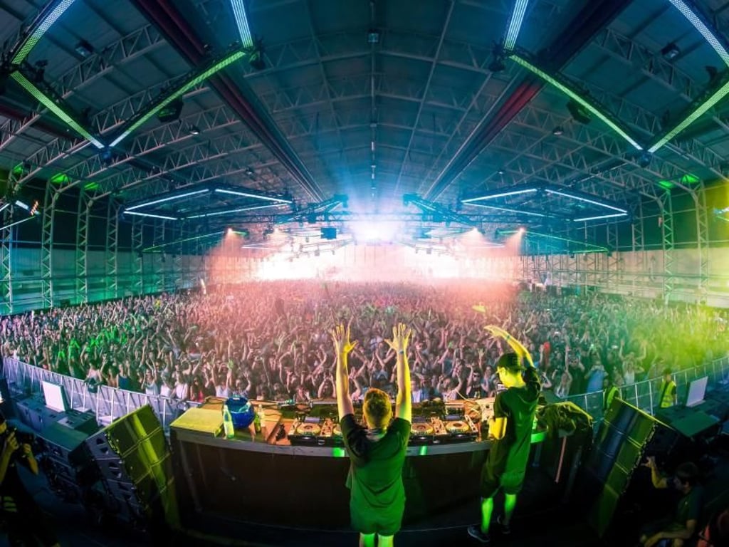 Elektrobeats am Niederrhein: Das Festival Parookaville am Flughafen Düsseldorf-Weeze ist etwas speziell: Besucher bekommen ein «Visum» für das Feier-Wochenende. Foto: Parookaville/Felix J. Hild