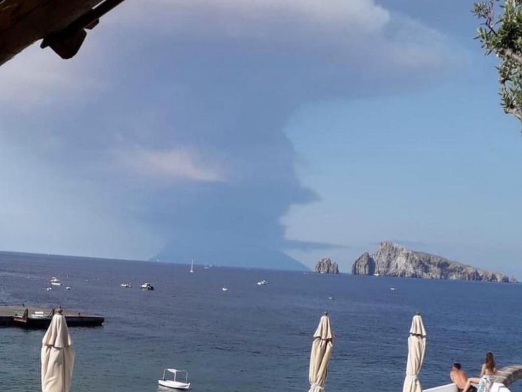 Ein heftiger Ausbruch des Vulkans Stromboli in Italien hat Touristen und Einwohnern Angst und Schrecken eingejagt. Foto: Carmelo Imbesi/ANSA/AP